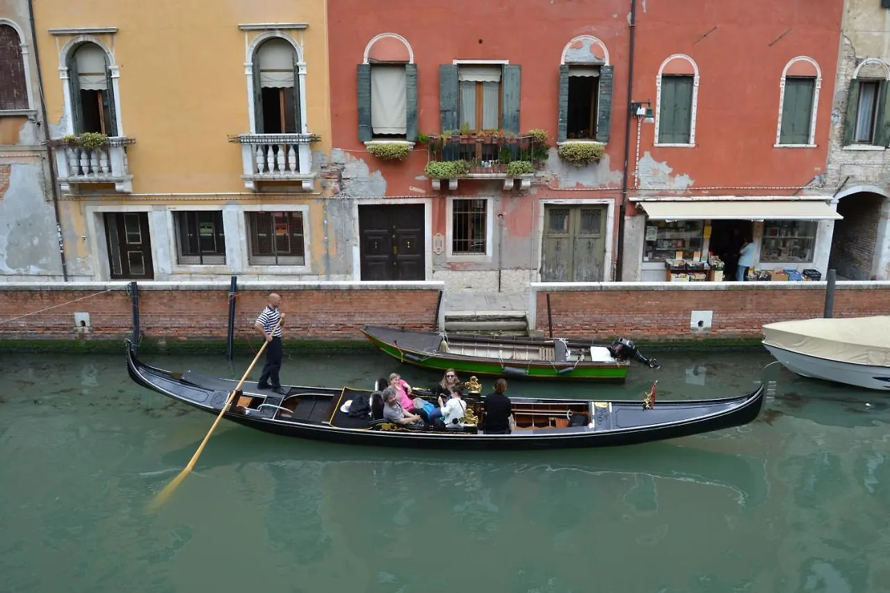 Suite In Venice Ai Carmini Apartment